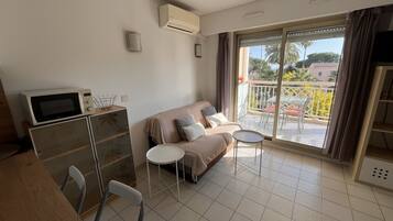 Télévision, table de tennis de table, chaßne hi-fi