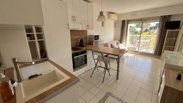 KylskÄp, mikrovÄgsugn, ugn och spishÀll