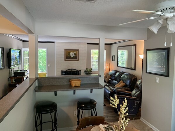 Televisio, takka, DVD-soitin, stereot