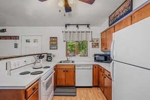 Fridge, microwave, oven, stovetop - Chesnutt Cabin - riverfront, fire pit, fireplace, game room, king bed (Great Cacapon)