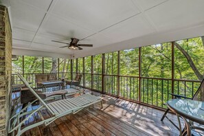 Terrace/patio - Chesnutt Cabin - riverfront, fire pit, fireplace, game room, king bed (Great Cacapon)