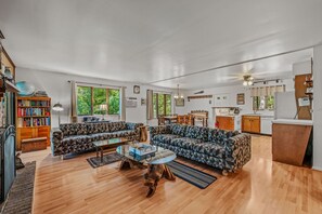 Fernseher, Kamin, Tischfußball, Tischtennisplatte