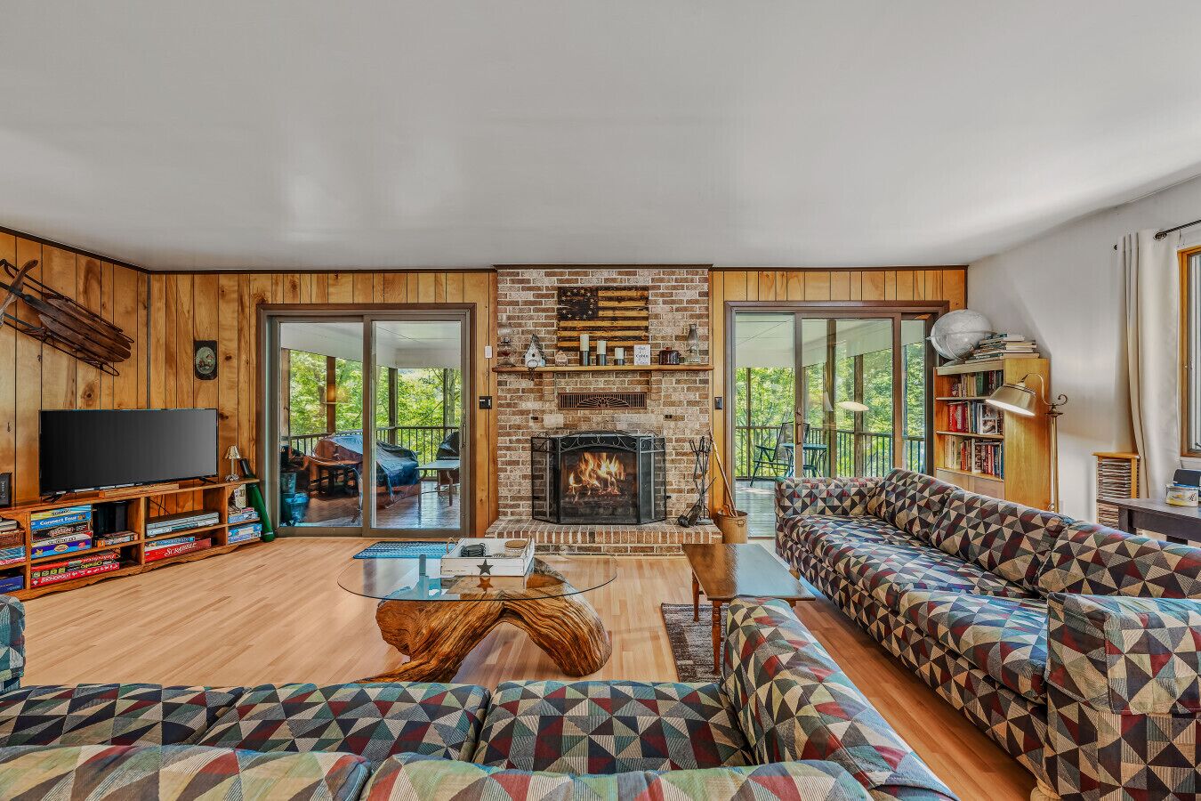 Fernseher, Kamin, Tischfußball, Tischtennisplatte