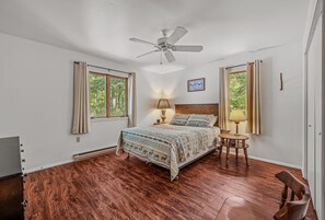 3 室のベッドルーム、デスク、WiFi (無料)、ベッドシーツ