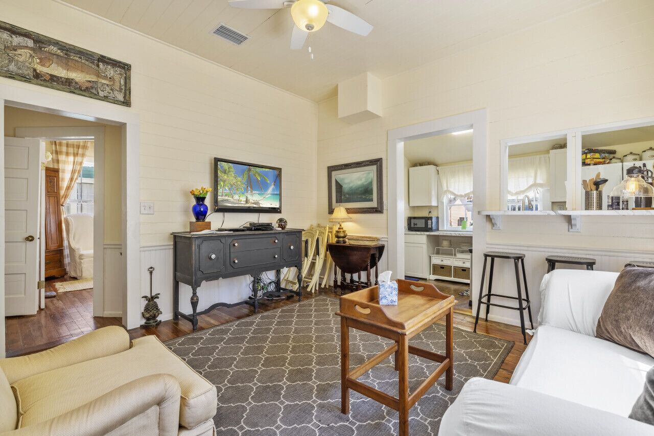 Charming Downtown Island Cottage close to City Park Beach. Sleeps four.