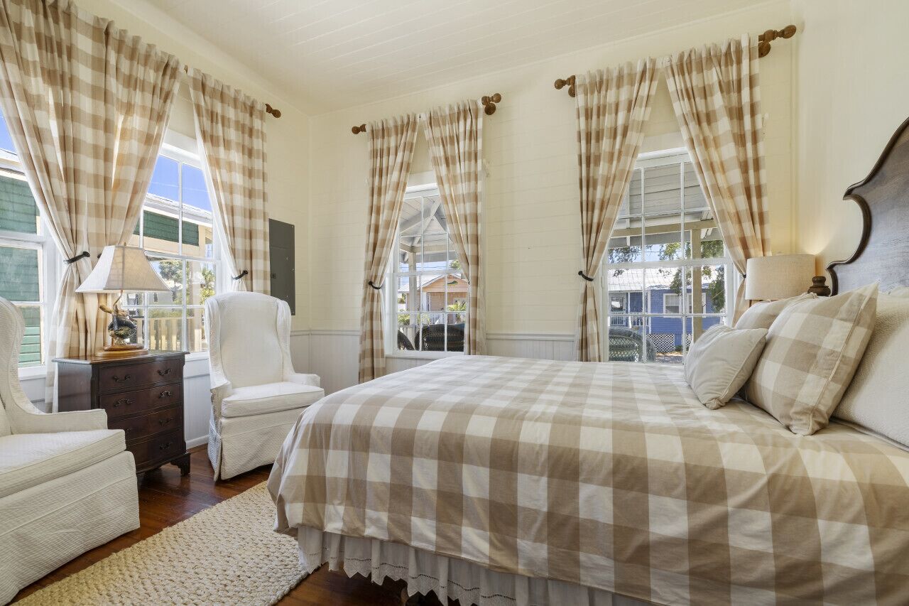 Charming Downtown Island Cottage close to City Park Beach. Sleeps four.