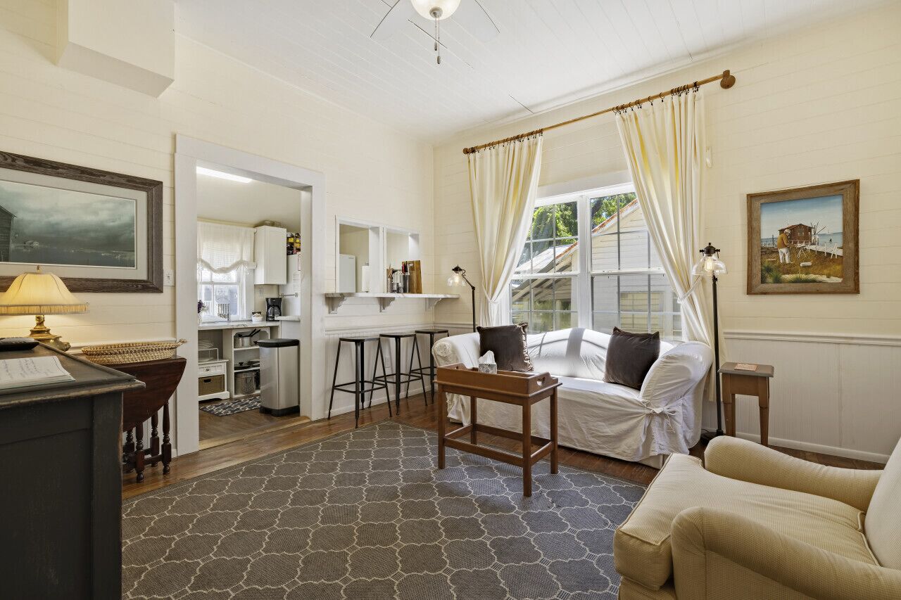 Charming Downtown Island Cottage close to City Park Beach. Sleeps four.