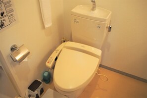 Twin Room | Bathroom