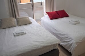 Twin Room | Free WiFi, bed sheets - City Street Inn 502 PH269 (Osaka)