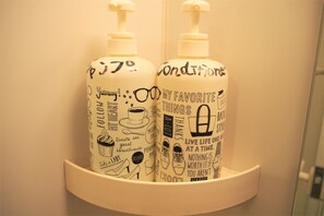 雙床房 | 浴室設施 | 花灑/浴缸組合、浸缸、免費梳洗用品、風筒