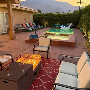 A heated pool - Relax in our beautiful 4 bedrooms Swan house.The city of Palm Springs ID # 3607 (Palm Springs)