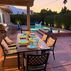Outdoor dining - Relax in our beautiful 4 bedrooms Swan house.The city of Palm Springs ID # 3607 (Palm Springs)