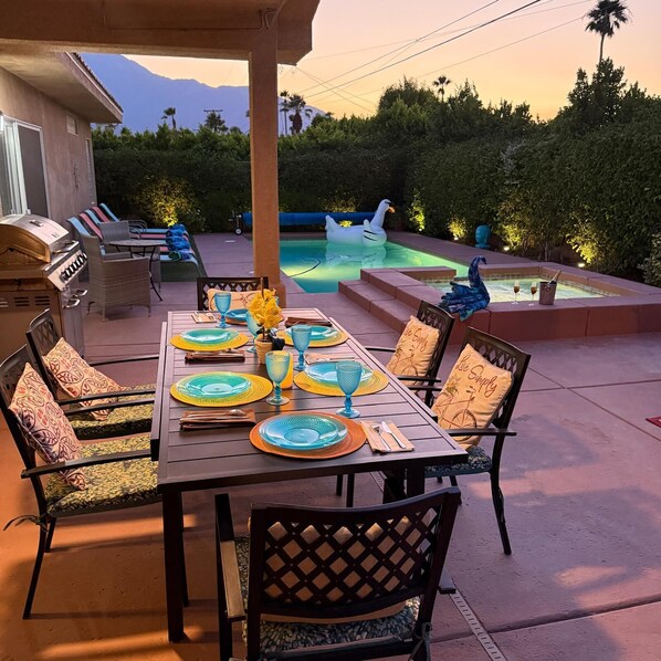 Outdoor dining - Relax in our beautiful 4 bedrooms Swan house.The city of Palm Springs ID # 3607 (Palm Springs)
