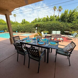 Outdoor dining - Relax in our beautiful 4 bedrooms Swan house.The city of Palm Springs ID # 3607 (Palm Springs)