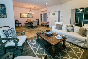 Smart TV, caminetto, tavolo da ping pong