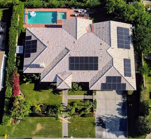 Exterior - Relax in our beautiful 4 bedrooms Swan house.The city of Palm Springs ID # 3607 (Palm Springs)