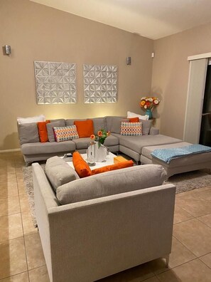 Smart TV, caminetto, tavolo da ping pong