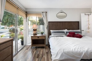 5 bedrooms, desk, iron/ironing board, travel crib