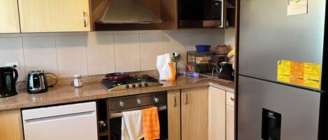 Køleskab, mikrobølgeovn, ovn, kogeplade