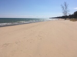 Plage, chaises longues, serviettes de plage