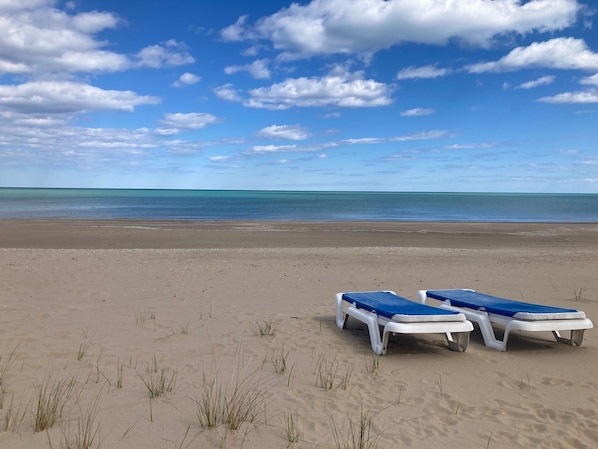 Plage, chaises longues, serviettes de plage