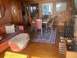 Téléviseur connecté, foyer, lecteur de DVD, livres