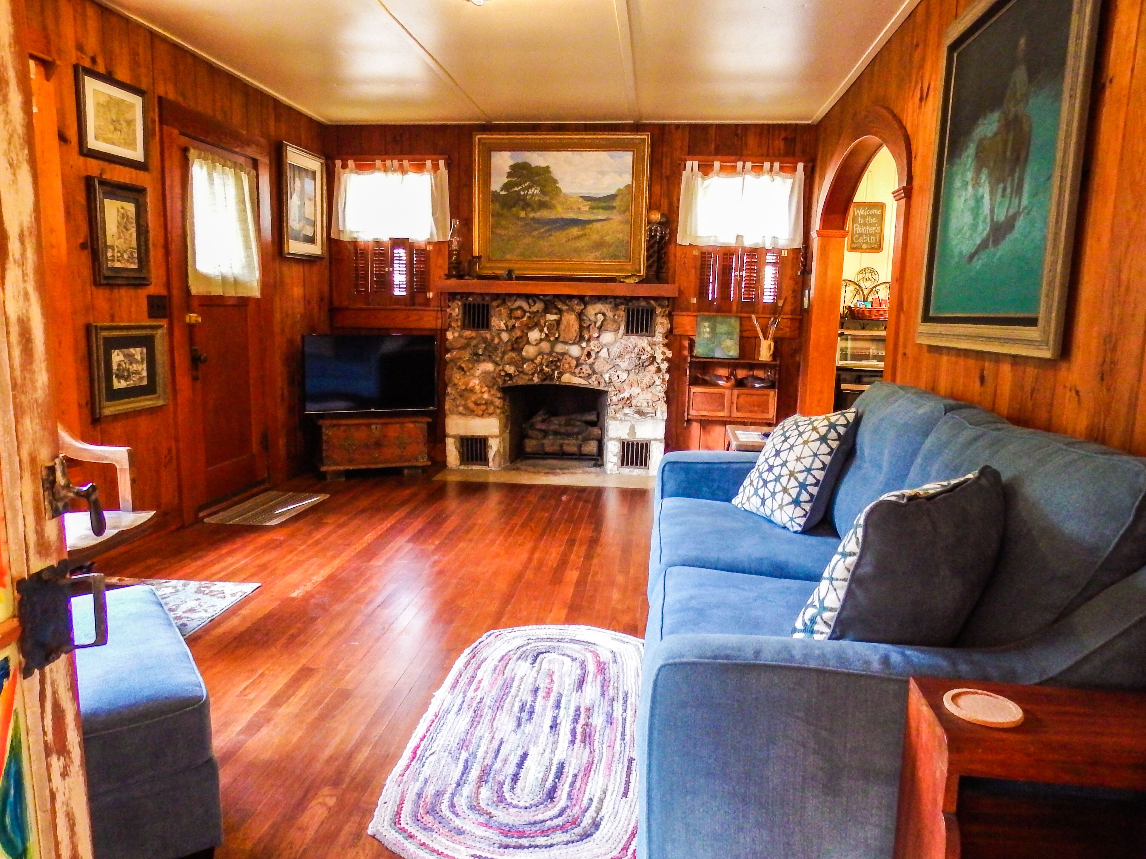 The Painter's Cabin - Hill Country Charm in Eclectic Methodist Encampment