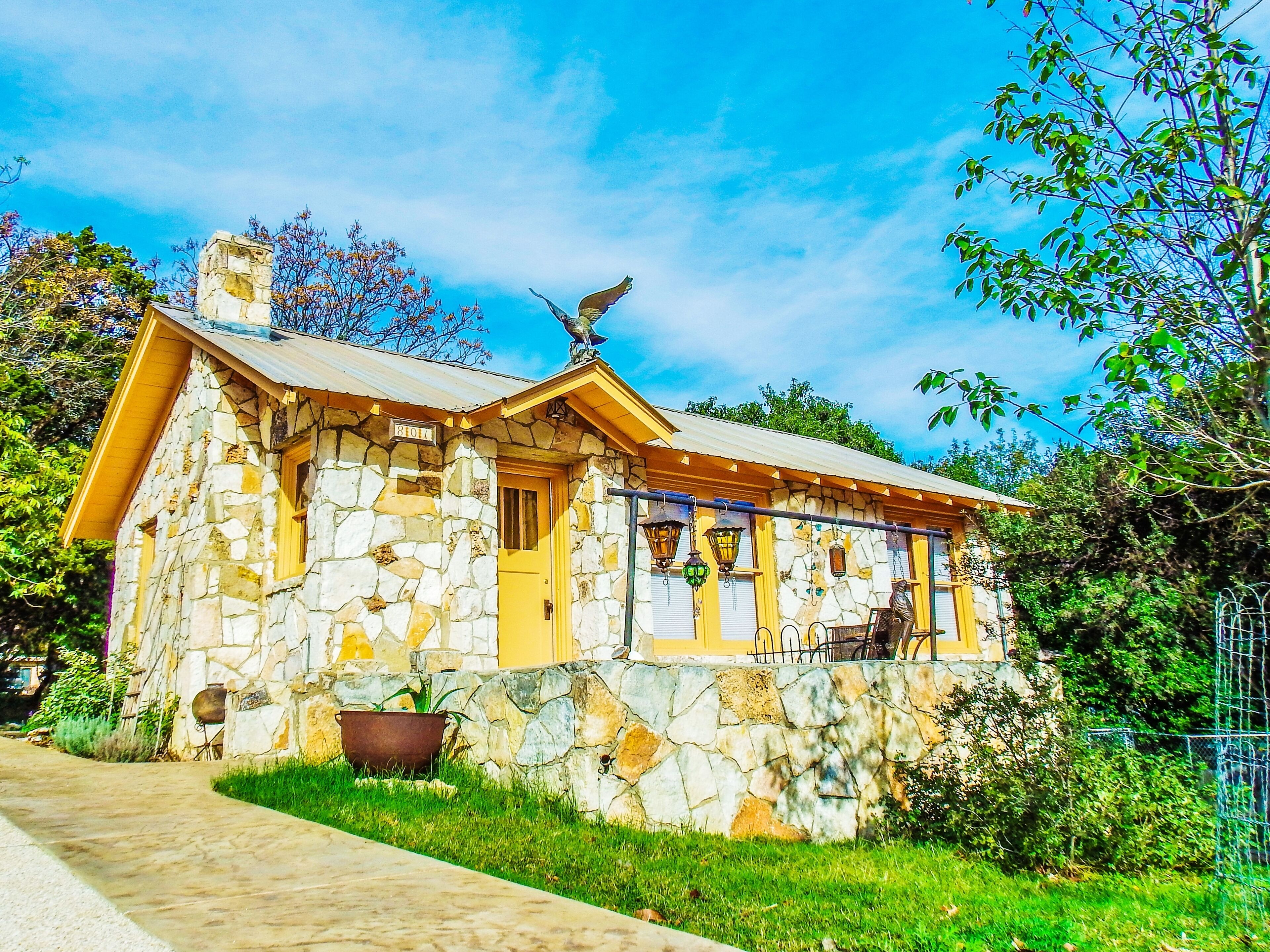 The Painter's Cabin - Hill Country Charm in Eclectic Methodist Encampment