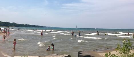 Playa en los alrededores y camastros