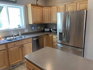 Jääkaappi, mikroaaltouuni, uuni, liesi