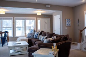 Smart TV, DVD player, books, stereo