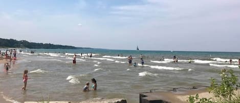 Chaises longues, serviettes de plage