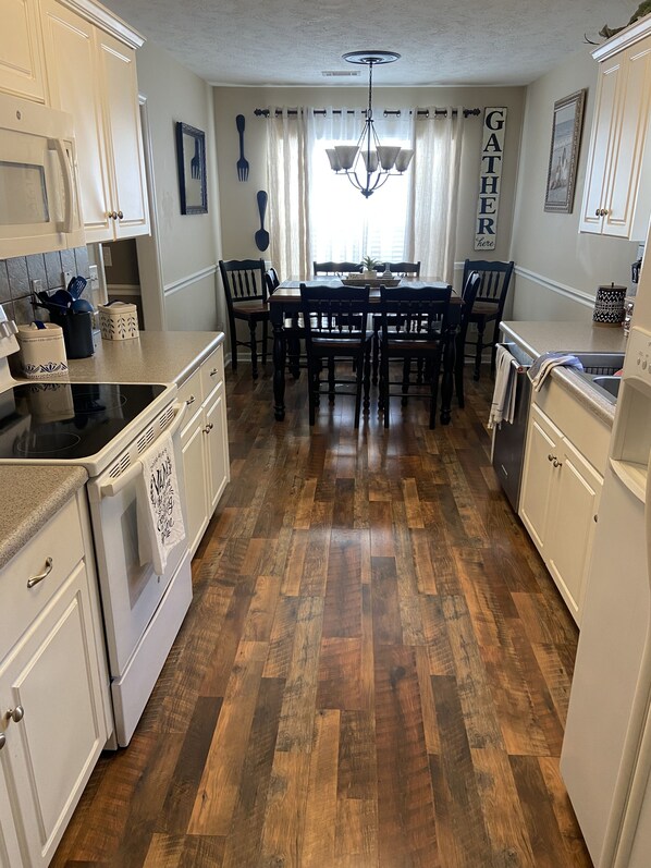 Kjøleskap, mikrobølgeovn, ovn og kokeplater