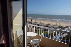 A balcony with a view of the beach and ocean. - Rental studio 30 m2 panoramic view facing the sea all periods (Saint-Jean-De-Monts)