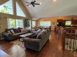 TV, peis, DVD-spiller og fotballspill