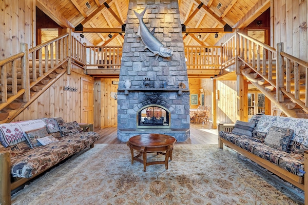 Una Smart TV, una chimenea, un reproductor de DVD, un futbolín