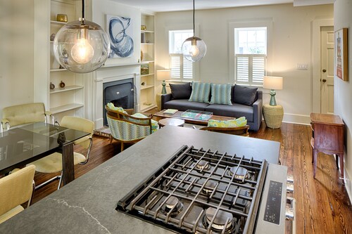 Savannah Haven ~ Historic 1852 townhouse on Crawford Square