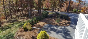Peaceful Mountain Home. Near Downtown Asheville. Best Views. All New Everything!