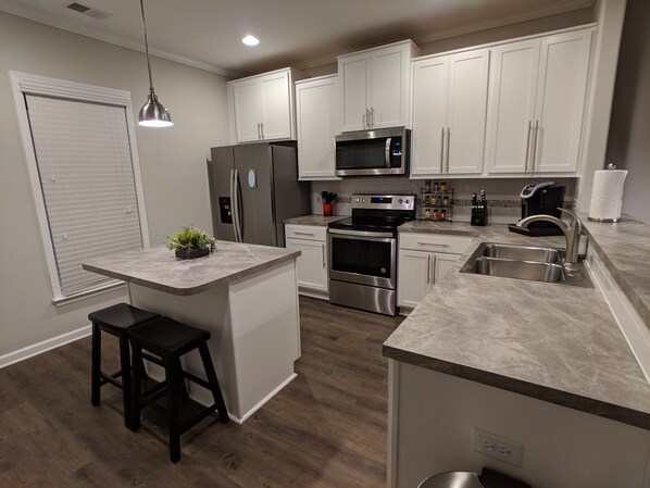 Køleskab, mikrobølgeovn, ovn, kogeplade