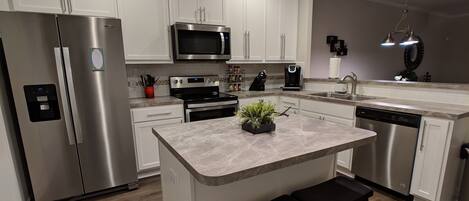 Réfrigérateur, micro-ondes, four, plaque de cuisson