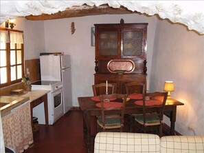 Réfrigérateur, four, plaque de cuisson, cafetière/bouilloire