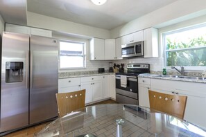 ثلاجة، ميكروويف، فرن، موقد طهي مسطح