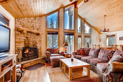Luxury Mountain Retreat w/Hot Tub, Pool Table, Game Room, Garage - Moose Haven