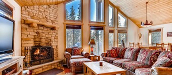 Luxury Mountain Retreat w/Hot Tub, Pool Table, Game Room, Garage - Moose Haven