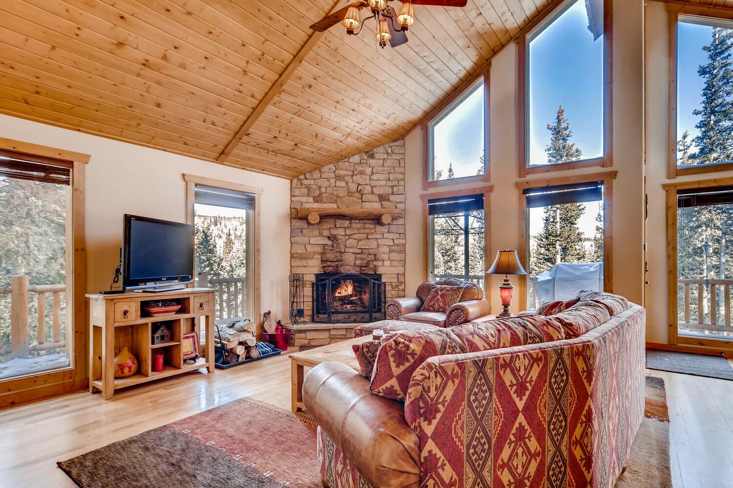 Luxury Mountain Retreat w/Hot Tub, Pool Table, Game Room, Garage - Moose Haven