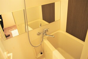 Zweibettzimmer | Badezimmer | Duschwanne, Komfortbadewanne, kostenlose Toilettenartikel, Haartrockner