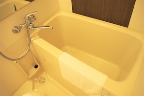 Habitación con 2 camas individuales | Baño | Ducha y bañera combinadas y bañera profunda