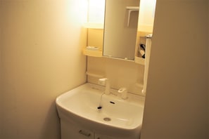 Habitación con 2 camas individuales | Lavabo en el baño