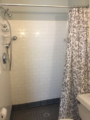 Bañera con ducha, secador de pelo, toallas, jabón