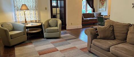 Smart-TV, DVD-Player, Bücher